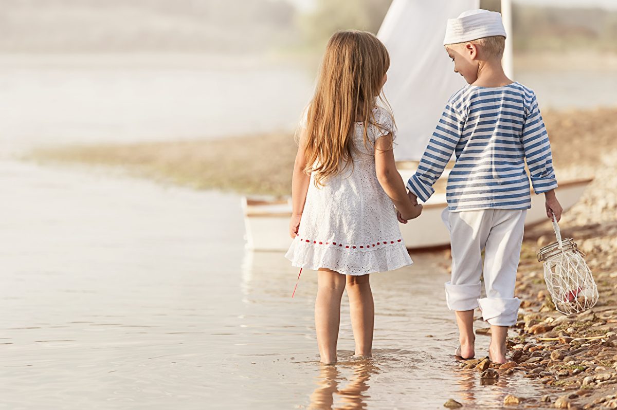 Coast_Two_Little_girls_453213