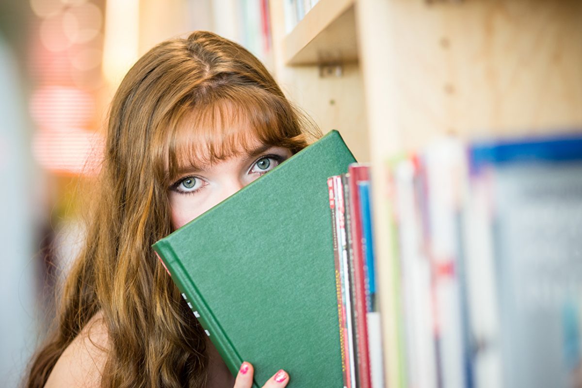 Book_Glance_Brown_haired_490212 (1)