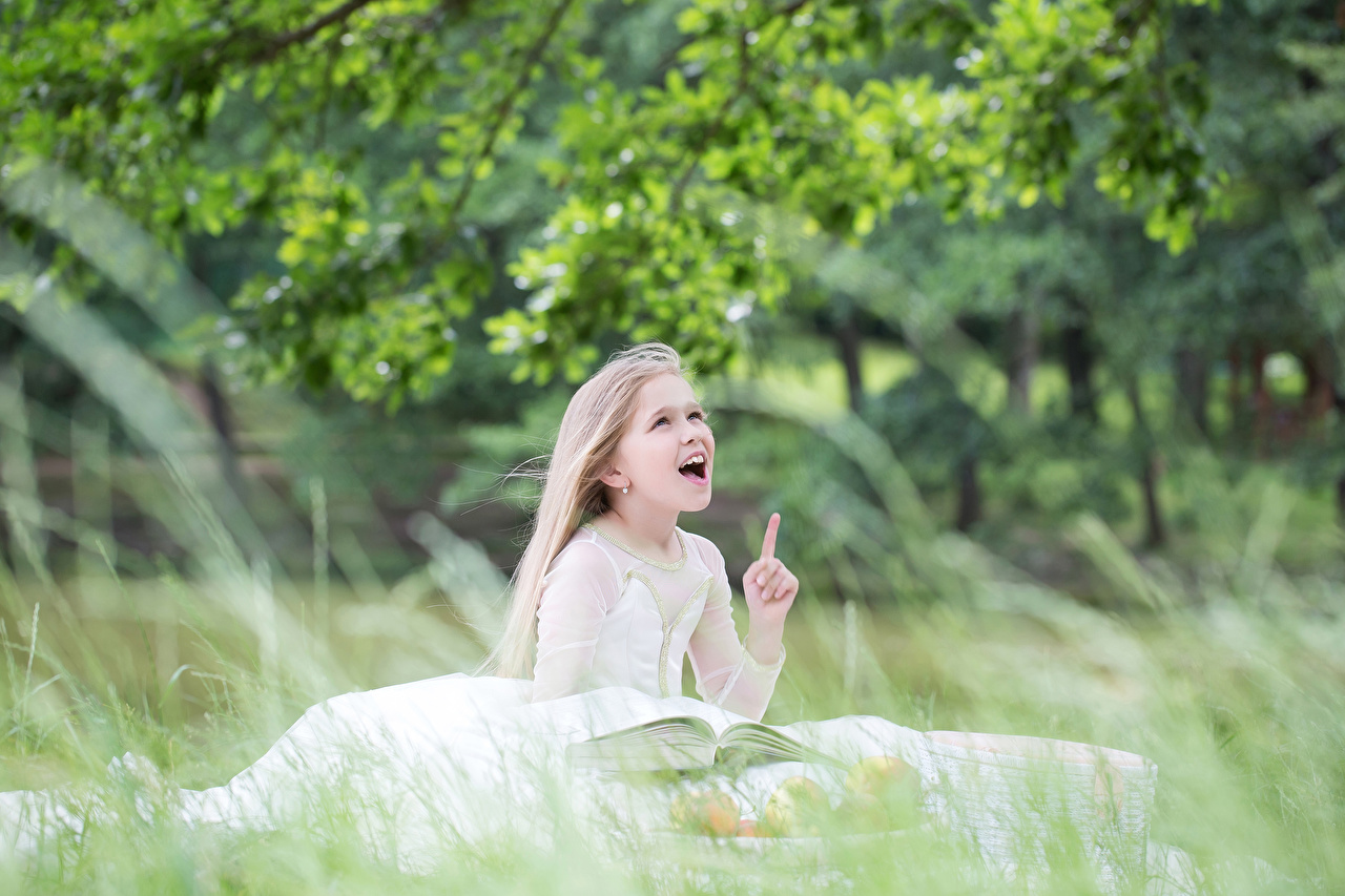 Little_girls_Book_Grass_Surprise_emotion_530095_1280x853